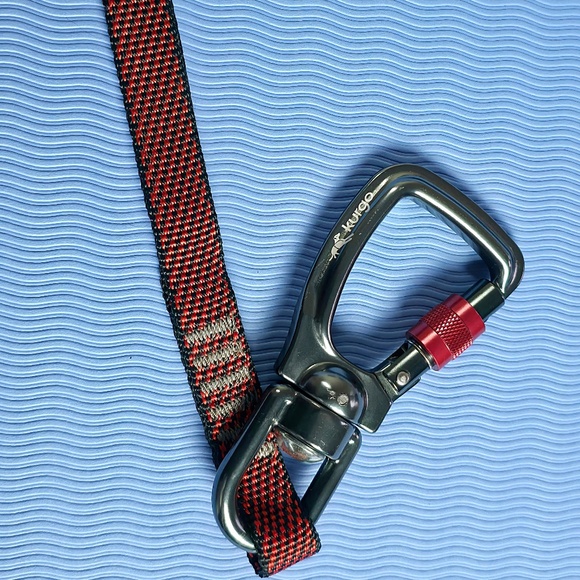 Kurgo Adjustable Nylon Dog Leash w/ Swivel Locking Metal Carabiner 20kN - Picture 9 of 10
